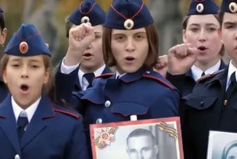Djeca u uniformama pjevaju o Putinu, posljednjem boju, povratku Aljaske (VIDEO) Djeca u uniformama pjevaju o Putinu, posljednjem boju, povratku Aljaske (VIDEO)