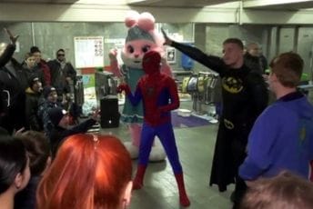 Spajdermen, Betmen i ružičasti zec zabavljali djecu u metro stanici u Harkovu Spajdermen, Betmen i ružičasti zec zabavljali djecu u metro stanici u Harkovu