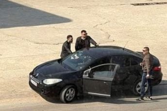 Čiji su crni automobili što krstare gradom? Čiji su crni automobili što krstare gradom?