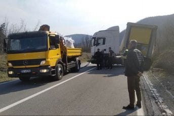 Kamion skrenuo s puta u kanjonu Morače Kamion skrenuo s puta u kanjonu Morače