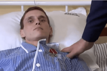 Ruski zvaničnik vojniku koji je izgubio nogu: Nadam se da ćeš uskoro stati na noge (VIDEO) Ruski zvaničnik vojniku koji je izgubio nogu: Nadam se da ćeš uskoro stati na noge (VIDEO)