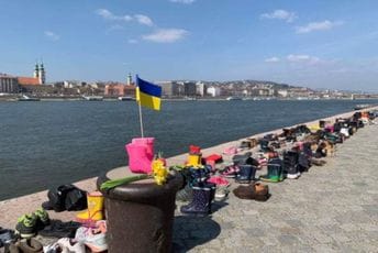 Mađari postavili 300 pari cipela u znak sjećanja na žrtve mariupoljskog pozorišta Mađari postavili 300 pari cipela u znak sjećanja na žrtve mariupoljskog pozorišta