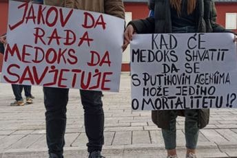 Na Cetinju večeras emotivno: Recitovali poeziju za ukrajinsku đecu Na Cetinju večeras emotivno: Recitovali poeziju za ukrajinsku đecu