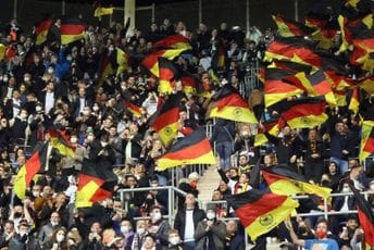 Njemački navijač izazvao skandal zbog nacističkog pozdrava, reagovala policija Njemački navijač izazvao skandal zbog nacističkog pozdrava, reagovala policija