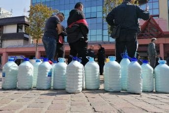 Mljekari ostavili mlijeko ispred Ministarstva poljoprivrede: "Podijelite ga ugroženima"
