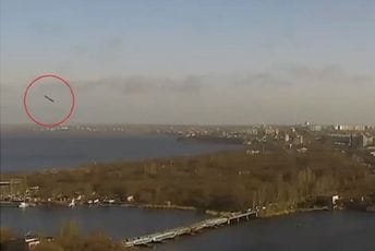 Tri osobe poginule u raketiranju zgrade u Mikolajivu (VIDEO) Tri osobe poginule u raketiranju zgrade u Mikolajivu (VIDEO)