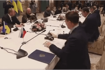 Ruski pregovarač za dezinfekciono sredstvo mislio da je vodka (VIDEO) Ruski pregovarač za dezinfekciono sredstvo mislio da je vodka (VIDEO)