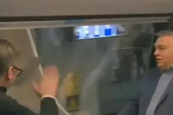 (VIDEO) Hit na internetu: Vučić maše ljudima kojih nema (VIDEO) Hit na internetu: Vučić maše ljudima kojih nema