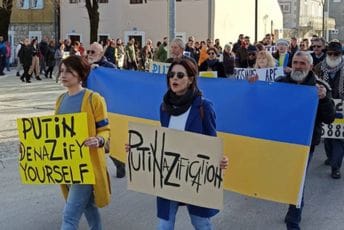 Cetinje i večeras za Ukrajinu: Putine, denacifikuj sebe! Cetinje i večeras za Ukrajinu: Putine, denacifikuj sebe!