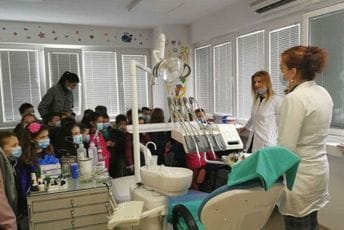 Doktori učili djecu o zdravlju zuba i upoznali ih sa stomatološkom opremom Doktori učili djecu o zdravlju zuba i upoznali ih sa stomatološkom opremom