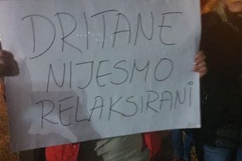 Protest povodom prijetnji Zekoviću: "Spava li ruka pravde?" Protest povodom prijetnji Zekoviću: "Spava li ruka pravde?"