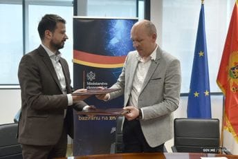 Replika štamparske prese iz Štamparije Crnojevića biće izložena u Biljardi Replika štamparske prese iz Štamparije Crnojevića biće izložena u Biljardi