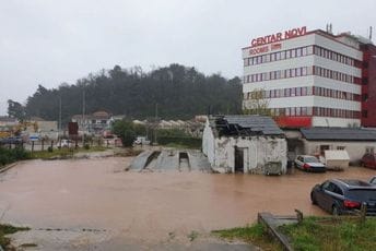 Obilna kiša u Herceg Novom, izlili se potoci Obilna kiša u Herceg Novom, izlili se potoci