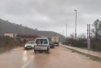 Jadranska magistrala pod vodom, mještani sami pokušavaju da očiste odvode Jadranska magistrala pod vodom, mještani sami pokušavaju da očiste odvode