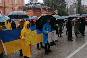 Cetinje jedinstven primjer - i po najvećem nevremenu šetali za Ukrajinu Cetinje jedinstven primjer - i po najvećem nevremenu šetali za Ukrajinu