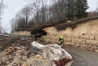 Žabljak: Naselju Meždo prijeti poplava, saobraćanje prema Savinom kuku bilo u prekidu Na putu prema Savinom kuku pala stabla