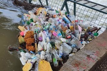 Ispod mosta Vinstona Čerčila uklonjen komunalni i biljni otpad Ispod mosta Vinstona Čerčila uklonjen komunalni i biljni otpad