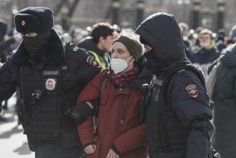 Širom Rusije mirni protesti protiv rata u Ukrajini, uhapšeno više od 170 osoba Širom Rusije mirni protesti protiv rata u Ukrajini, uhapšeno više od 170 osoba