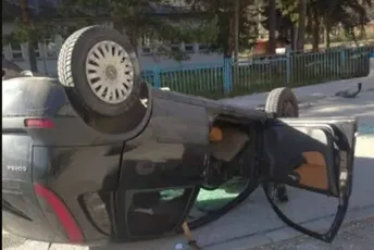 Udes u Pljevljima: Vozilo završilo na krovu, ima povrijeđenih Udes u Pljevljima: Vozilo završilo na krovu, ima povrijeđenih