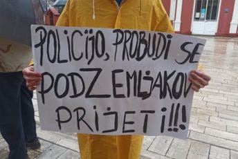 Cetinje i noćas za Ukrajinu - Naš heroj je Zelenski! Cetinje i noćas za Ukrajinu - Naš heroj je Zelenski!