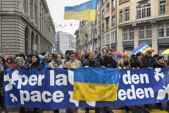 Bern: Nekoliko hiljada ljudi protestovalo protiv rata u Ukrajini Bern: Nekoliko hiljada ljudi protestovalo protiv rata u Ukrajini