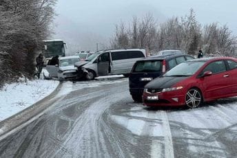 Udes na putu Cetinje-Budva: Povrijeđene dvije osobe Udes na putu Cetinje-Budva: Povrijeđene dvije osobe