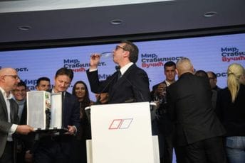 Bizaran trenutak iz štaba SNS-a: Torta s Vučićem koji izlazi iz frižidera Bizaran trenutak iz štaba SNS-a: Torta s Vučićem koji izlazi iz frižidera