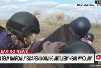 CNN-ova ekipa snimala prilog, zatim počele da padaju granate (VIDEO) CNN-ova ekipa snimala prilog, zatim počele da padaju granate (VIDEO)