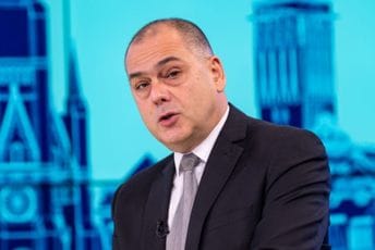 Zbog izjava o upotrebi "zvučnog topa": Policija pretresa stan Aleksandra Radića