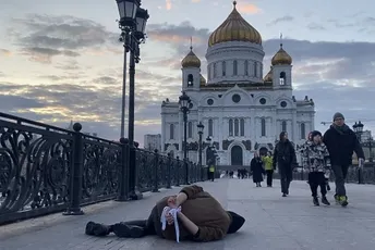 Umjetnik na ulicama Moskve „rekreirao“ scene iz Buče