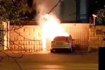 (VIDEO) Automobilom udario u ogradu ruske ambasade u Bukureštu, pa preminuo