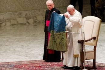 Papa sa ukrajinskom zastavom iz Buče: Okrutnost je sve strašnija