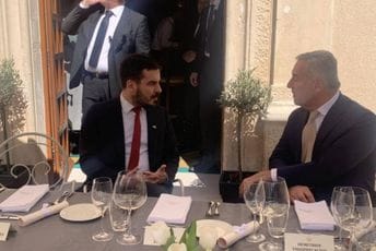 Đukanovića u Kotoru dočekao Jokić, građani ga pozdravili aplauzom Đukanovića u Kotoru dočekao Jokić, građani ga pozdravili aplauzom