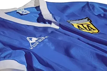 Najčuveniji dres Maradone ide na aukciju, koštaće preko četiri miliona eura Najčuveniji dres Maradone ide na aukciju, koštaće preko četiri miliona eura