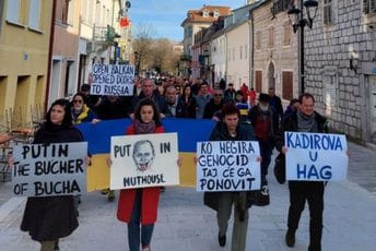 Cetinje u tišini šetalo za Buču: Putin, kasapin Buče! Cetinje u tišini šetalo za Buču: Putin, kasapin Buče!