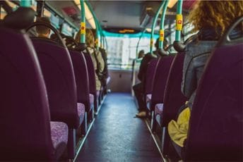 Brza reakcija policije: Maloljetni huligan nasrnuo na ženu i dijete u punom autobusu Ilustracija