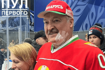Lukašenko na hokeju dobio udarac štapom u lice (VIDEO) Lukašenko na hokeju dobio udarac štapom u lice (VIDEO)