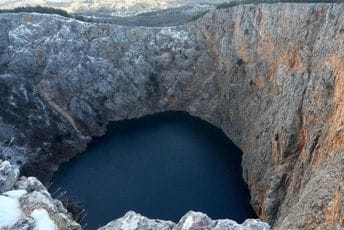 Legenda o Crvenom jezeru u koje je nemoguće ubaciti kamen Legenda o Crvenom jezeru u koje je nemoguće ubaciti kamen