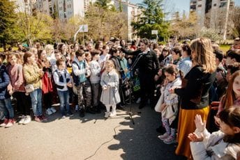 Abazović sa đacima posadio drveće u parku: Širimo ruke i ljubav, da primimo svakoga u zagrljaj Abazović sa đacima posadio drveće u parku: Širimo ruke i ljubav, da primimo svakoga u zagrljaj