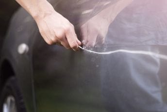 Zbog ljubomore oštetio 260 automobila Zbog ljubomore oštetio 260 automobila