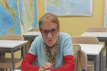 Baka se u 90. godini vratila u školsku klupu: Drugovi su mi kao unuci Baka se u 90. godini vratila u školsku klupu: Drugovi su mi kao unuci