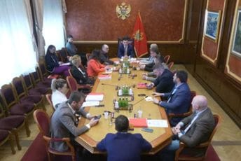 Konatar: Treba da se pravimo da je sve u redu kad nije; Martinović: Pregovori o vladi lakrdija Konatar: Treba da se pravimo da je sve u redu kad nije; Martinović: Pregovori o vladi lakrdija