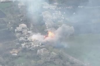 (VIDEO) Ukrajina: Ovako uništavamo konvoj ruskih tenkova (VIDEO) Ukrajina: Ovako uništavamo konvoj ruskih tenkova