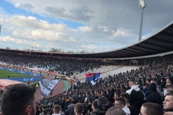 Na derbiju Crvene zvezde i Partizana razvijena trobojka sa simbolom „Z“ Na derbiju Crvene zvezde i Partizana razvijena trobojka sa simbolom „Z“