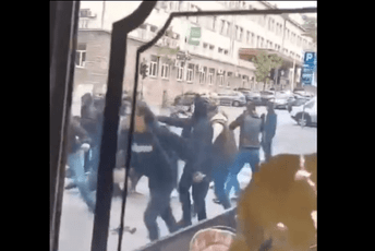 Dan nakon derbija pojavili se snimci masovne tuče ''grobara'' i ''delija'' (Video) Dan nakon derbija pojavili se snimci masovne tuče ''grobara'' i ''delija'' (Video)