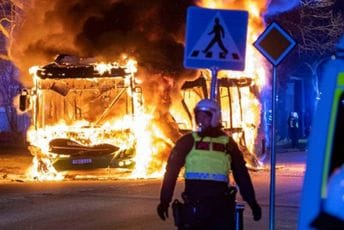 Divljanje i u Švedskoj: Desničari htjeli da spale Kuran, policija pucala, tri osobe povrijeđene Divljanje i u Švedskoj: Desničari htjeli da spale Kuran, policija pucala, tri osobe povrijeđene