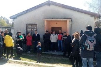 Komšije spriječile iseljenje Terića, 11 porodica strahuje da ostane bez krova nad glavom Komšije spriječile iseljenje Terića, 11 porodica strahuje da ostane bez krova nad glavom