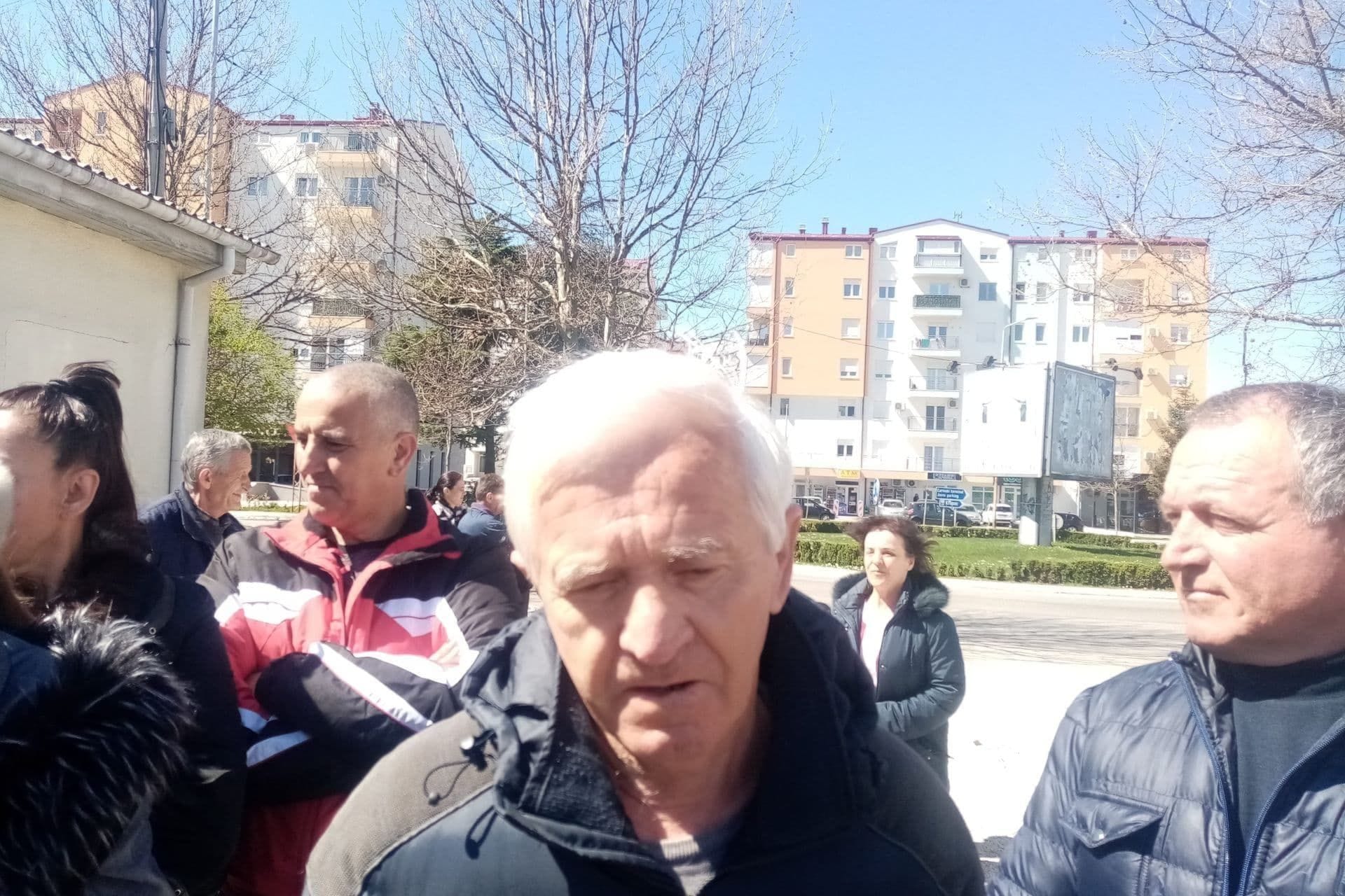 Fotografija 2: Komšije spriječile iseljenje Terića, 11 porodica strahuje da ostane bez krova nad glavom