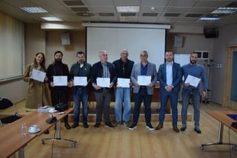 Uručene zahvalnice učesnicima potrage za lavom u Budvi Uručene zahvalnice učesnicima potrage za lavom u Budvi