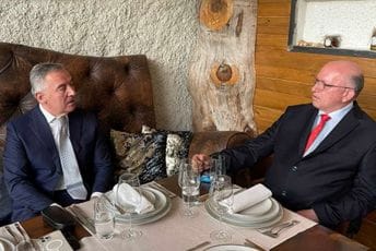 Đukanović i Azeski razgovarali o uspostavljanju zajedničkog regionalnog tržišta na Zapadnom Balkanu Đukanović i Azeski razgovarali o uspostavljanju zajedničkog regionalnog tržišta na Zapadnom Balkanu